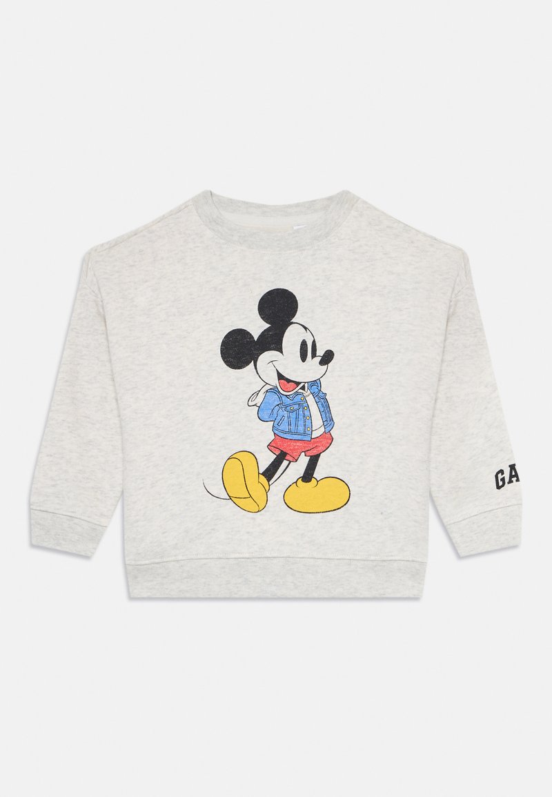 Felpa per bambini grigio chiaro con Topolino che cammina indossando una giacca blu, pantaloni rossi e scarpe gialle, logo GAP sulla manica.