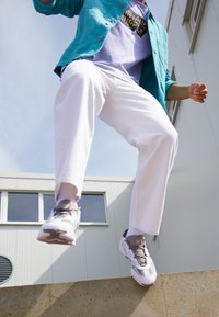 Weekday GALAXY LOOSE STRAIGHT UNISEX - Calças de ganga folgadas - white