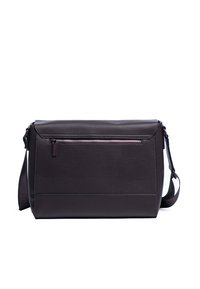 Borsa a messaggero in pelle marrone con superficie texturizzata, tasca frontale con zip e tracolla regolabile. Forma rettangolare con un design minimalista.