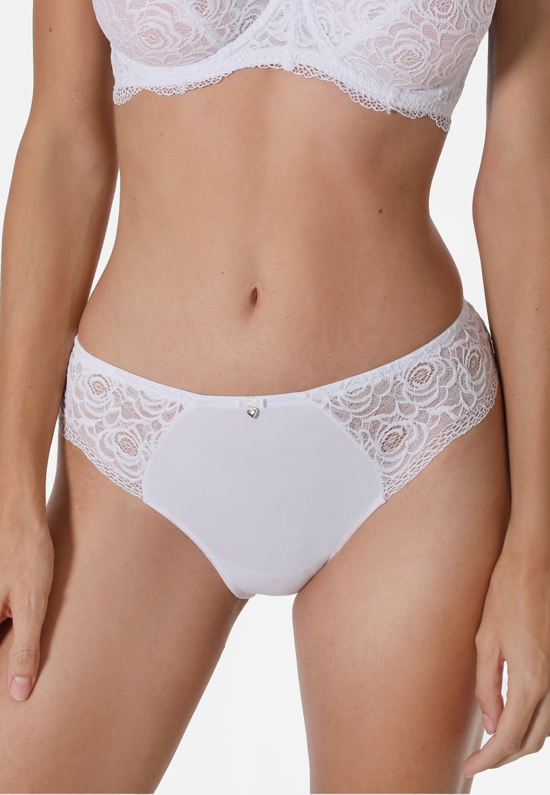 Weiße Unterwäsche mit floralen Spitzenseiten, einer glatten zentralen Fläche und einem kleinen herzförmigen Akzent vorne.