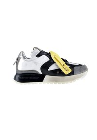 Baskets blanches, noires et grises avec une semelle épaisse et une grande étiquette jaune attachée près des lacets sur un fond blanc.