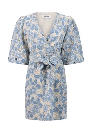 Bloemenkant jurk in lichtblauw en roomkleur, met korte pofmouwen, een V-hals, een ceintuur op de taille en ingewikkelde bloemmotieven.