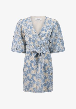 Bloemenkant jurk in lichtblauw en roomkleur, met korte pofmouwen, een V-hals, een ceintuur op de taille en ingewikkelde bloemmotieven.