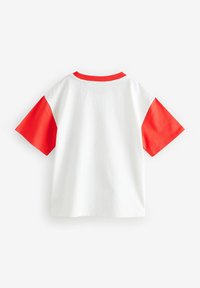 T-Shirt mit kurzen Ärmeln, weißem Körper, roten Ärmeln und rotem Kragen. Aus Baumwolle gefertigt, mit einem klassischen Rundhalsdesign.