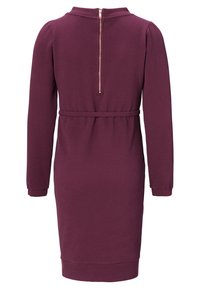 Vestido burdeos con mangas largas, tejido texturizado, cinturilla ajustada y cremallera en la parte trasera. Presenta un escote redondo y puños acanalados.