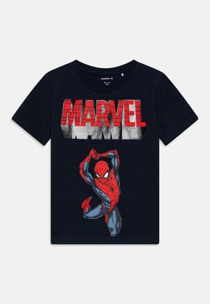 Camiseta de algodón azul marino con un gráfico rojo y blanco de "MARVEL" y un diseño de Spider-Man en rojo y gris, con mangas cortas.