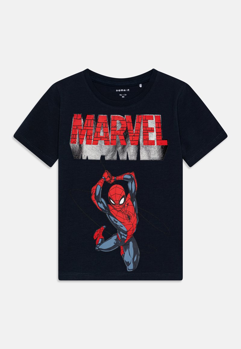 Camiseta de algodón azul marino con un gráfico rojo y blanco de "MARVEL" y un diseño de Spider-Man en rojo y gris, con mangas cortas.