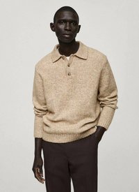 Beige pletený pulovr s dlouhým rukávem a límečkem, třemi knoflíky a žebrovanými manžetami. Hladká, texturovaná tkanina s volným střihem.