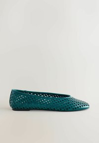 Chaussure plate turquoise en matière synthétique perforée, dotée d'un bout arrondi et d'un talon bas, avec un motif en grille texturé pour une meilleure respirabilité.