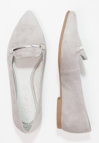 Grijze suède ballerina's met een spitse neus en een metalen accent op de voorkant, weergegeven op een witte achtergrond.