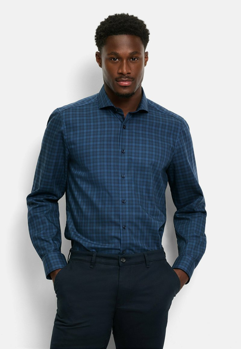 Blau karierte Hemdbluse mit langen Ärmeln und Button-Down-Kragen. Sie zeichnet sich durch eine Mischung aus dunkelblauen und hellblauen Quadraten aus und besteht aus glattem Stoff.