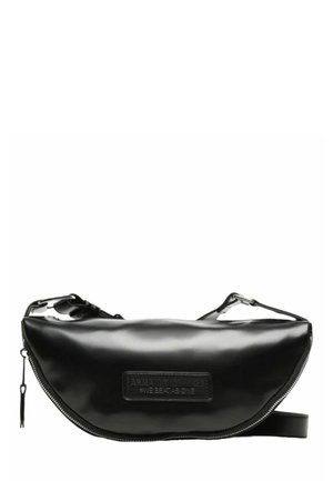 Borsa a tracolla in pelle nera lucida con forma curvata, chiusura con zip e un'etichetta logo incisa sul davanti. Include una tracolla regolabile.