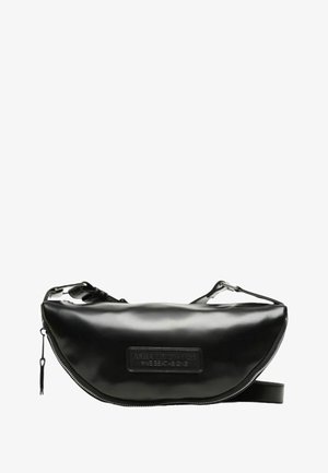 Borsa a tracolla in pelle nera lucida con forma curvata, chiusura con zip e un'etichetta logo incisa sul davanti. Include una tracolla regolabile.