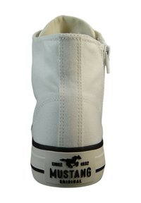 Białe trampki typu high-top z wysokim zapięciem na plecach, czarną gumową podeszwą i markowym językiem z logo konia. Teksturowana tkanina i detale szwów.