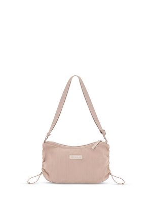 Lichtroze geribbelde schoudertas met verstelbare band, zijstrikdetails en een klein rechthoekig logoplaatje aan de voorkant.