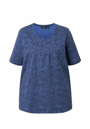 Blauw topje met korte mouwen en een ronde halslijn met een abstract zwart mozaïekpatroon over de hele stof.
