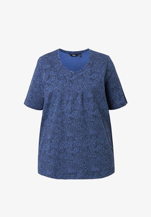 Haut bleu à manches courtes avec encolure arrondie présentant un motif mosaïque abstrait noir sur tout le tissu.