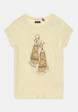 Chemise courte à manches courtes jaune clair avec un motif de sandales et le texte "Été Paix Amour Esprit" sur le devant.