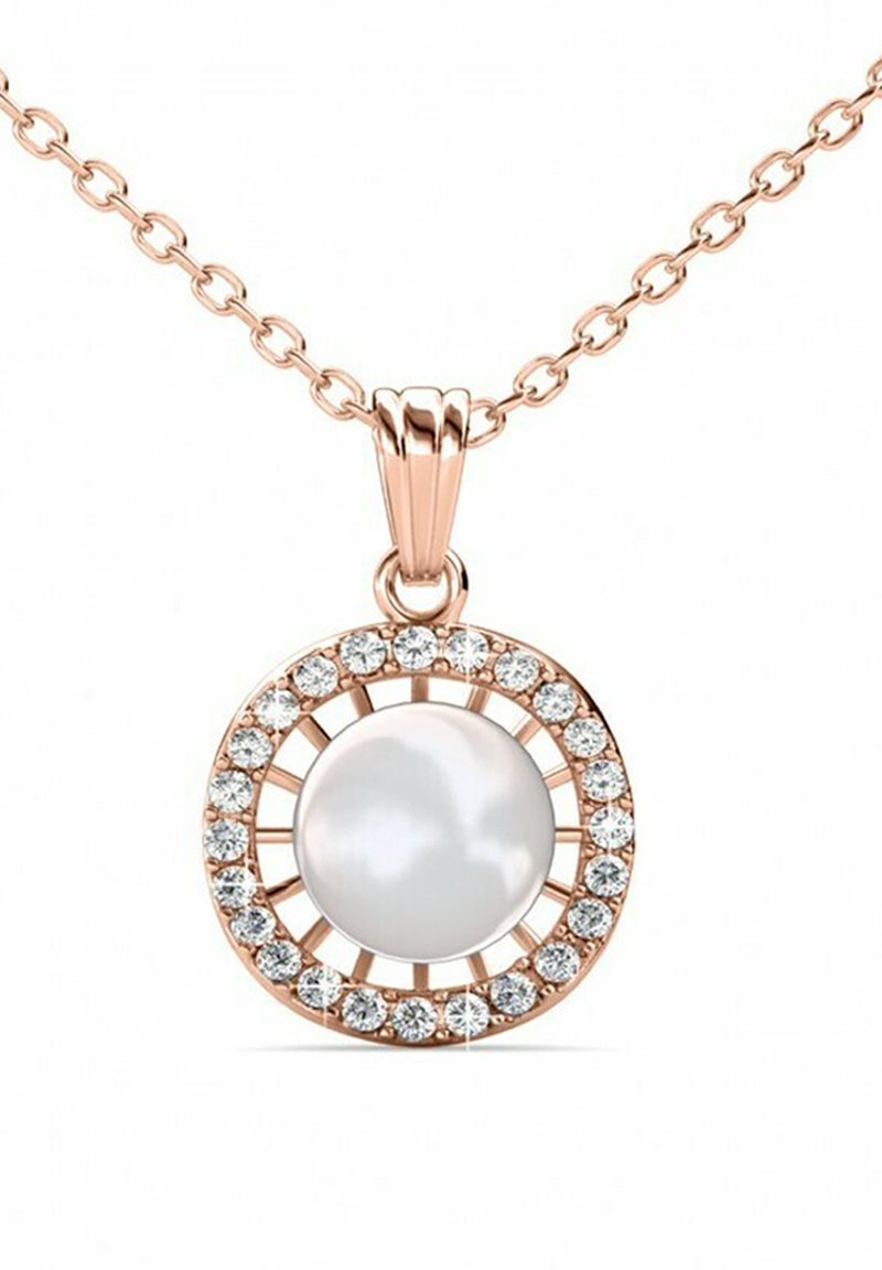 Pendente in oro rosa con una perlina bianca centrale circondata da un telaio circolare di pietre preziose trasparenti, attaccato a una catena a maglie.