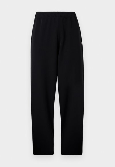 Svarta joggingsbyxor med elastisk midja, rak passform och en liten logotyp på vänster sida. Mjukt material och enkel konstruktion.