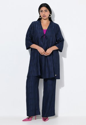 Marineblaues Kimono-Style Oberbekleidungsstück mit geschichteter Textur, kombiniert mit passenden weit geschnittenen Hosen. Verfügt über einen Bindegürtel und goldene Akzentdetails.