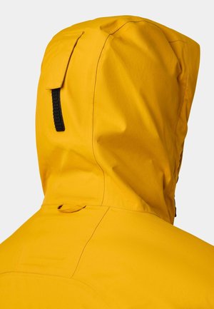 Gelbe wasserdichte Jacke mit Kapuze, mit einer strukturierten Oberfläche, verstellbaren Kordeln und einem schwarzen Streifenakzent auf der Rückseite.