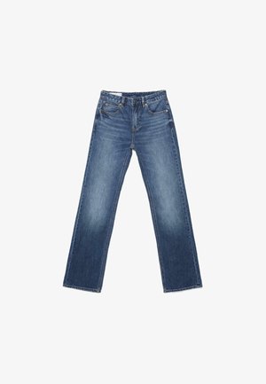 Blauwe denim jeans met rechte pijpen, vijf zakken en een knoop- en ritssluiting, licht vervaagd bij de dijen en knieën.