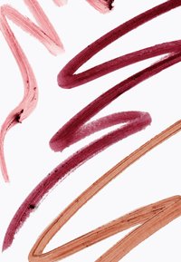 Abstracte lipstickstalen in roze, bordeauxrood en nude tinten op een witte achtergrond met diverse penseelstreektexturen.