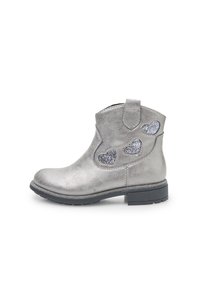 Botas de tobillo plateadas con un acabado metálico. Presentan recortes en forma de corazón brillantes a los lados y una suela de goma negra resistente. Tirador corto en el talón.
