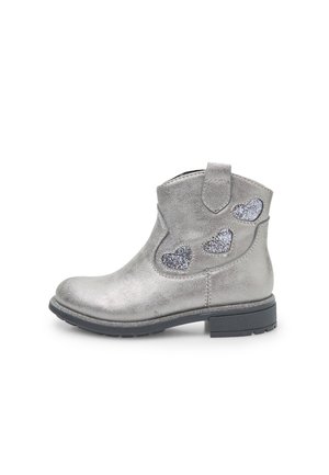 Bottines argentées avec une finition métallique. Présente des découpes en forme de cœur pailletées sur les côtés et une semelle en caoutchouc noir robuste. Petite lanière à l'arrière.