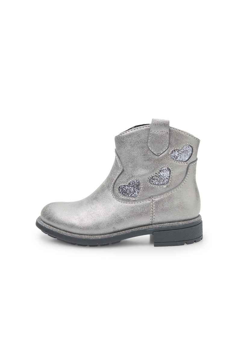 Botas de tobillo plateadas con un acabado metálico. Presentan recortes en forma de corazón brillantes a los lados y una suela de goma negra resistente. Tirador corto en el talón.