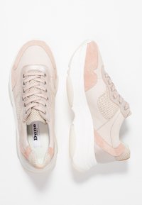 Tenisky s kombinací světlé růžové semiše a síťoviny, strukturované akcenty a bílou gumovou podrážkou. Šněrovací design s kulatými očky.