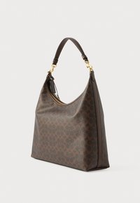 Sac d'épaule marron à motif avec une finition en cuir lisse, forme arrondie, accessoires dorés et fermeture éclair sur le côté.