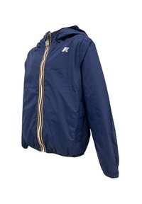 Giacca leggera blu navy con cappuccio, dotata di una cerniera frontale con una striscia multicolore e un piccolo logo sul petto.