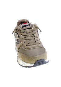 Scarpa da corsa verde in suede e sintetico con tomaia testurizzata, dettagli a motivo e suola bianca con motivo. Presenta lacci e etichetta con logo.