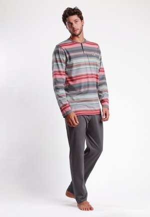 Camisa de rayas de manga larga en gris, rojo y blanco; cuenta con un panel de botones. Combinada con pantalones de pijama grises. Tela suave, corte relajado.