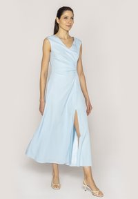 Jasnoniebieska, bezrękawnikowa sukienka z dekoltem w serek oraz marszczeniem w pasie. Posiada rozporek po boku, płynny krój i gładką teksturę materiału.