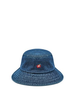 Jeansowy kapelusz typu bucket z szerokim rondem i małym czerwonym haftem kwiatu hibiskusa na przodzie, na środku.
