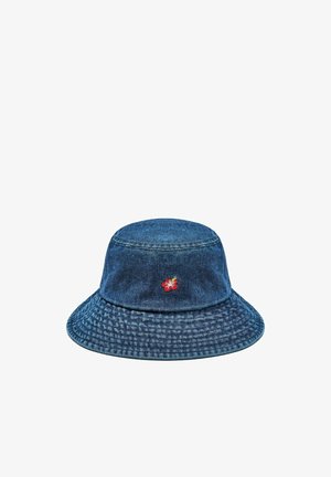 Jeans-Bucket-Hut mit breiter Krempe und kleiner roter Hibiskus-Blumenstickerei vorne in der Mitte.