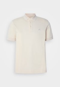 Polo beige à manches courtes avec trois boutons et un petit logo brodé sur le côté gauche de la poitrine, sur fond blanc.