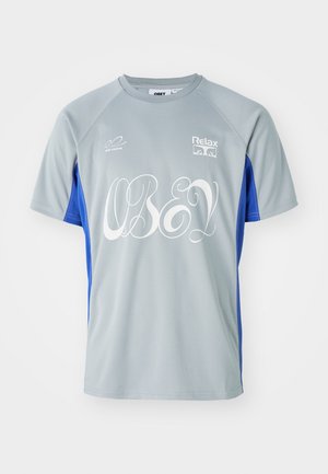 T-shirt atlético de manga curta em cinza e azul. Apresenta "OBEY" em letra cursiva branca, com logótipos no peito e na manga. Feito de tecido leve.