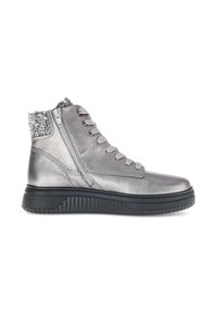 Metallisch zilveren high-top sneaker met een textuurgebreide kraag, veters aan de voorkant, zijrits en een zwarte geribbelde zool.