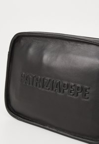 Borsa rettangolare nera in pelle con logo in rilievo "PATRIZIA PEPE" sulla parte frontale, caratterizzata da una texture liscia e un design minimalista.