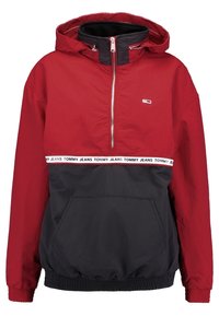 Červeno-černá mikina s kapucí na zip do poloviny s přední klokankou a nápisem "Tommy Jeans" přes hruď.