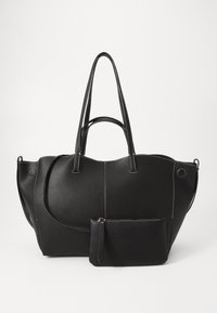 Sac cabas en cuir noir avec surface texturée, design incurvé, double anses et coutures blanches. Comprend une petite pochette zippée assortie.
