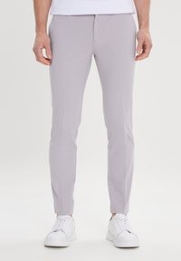Light gray slim-fit pants made of textured fabric, featuring front pockets and a smooth waistband, paired with white sneakers.