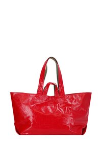 Rode synthetische tote bag met een glanzende afwerking, voorzien van twee stevige handvatten en een ruime, ongestructureerde vormgeving.
