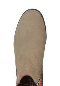 Beżowe zamszowe buty z zaokrąglonym noskiem, gładką teksturą i wzorzystym boku z jAskrawymi kolorami i akcentami. Czarna gumowa podeszwa.