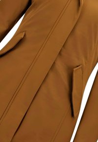 Bruine, lichtgewicht trenchcoat met een soepele textuur, voorzien van zijzakken, nette stiksels en een gestroomlijnde silhoeët.