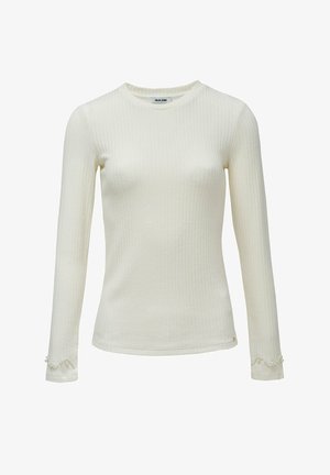 Top de manga larga acanalado en color crema, con cuello redondo y detalles decorativos de perlas en los puños. Textura suave y diseño ajustado.